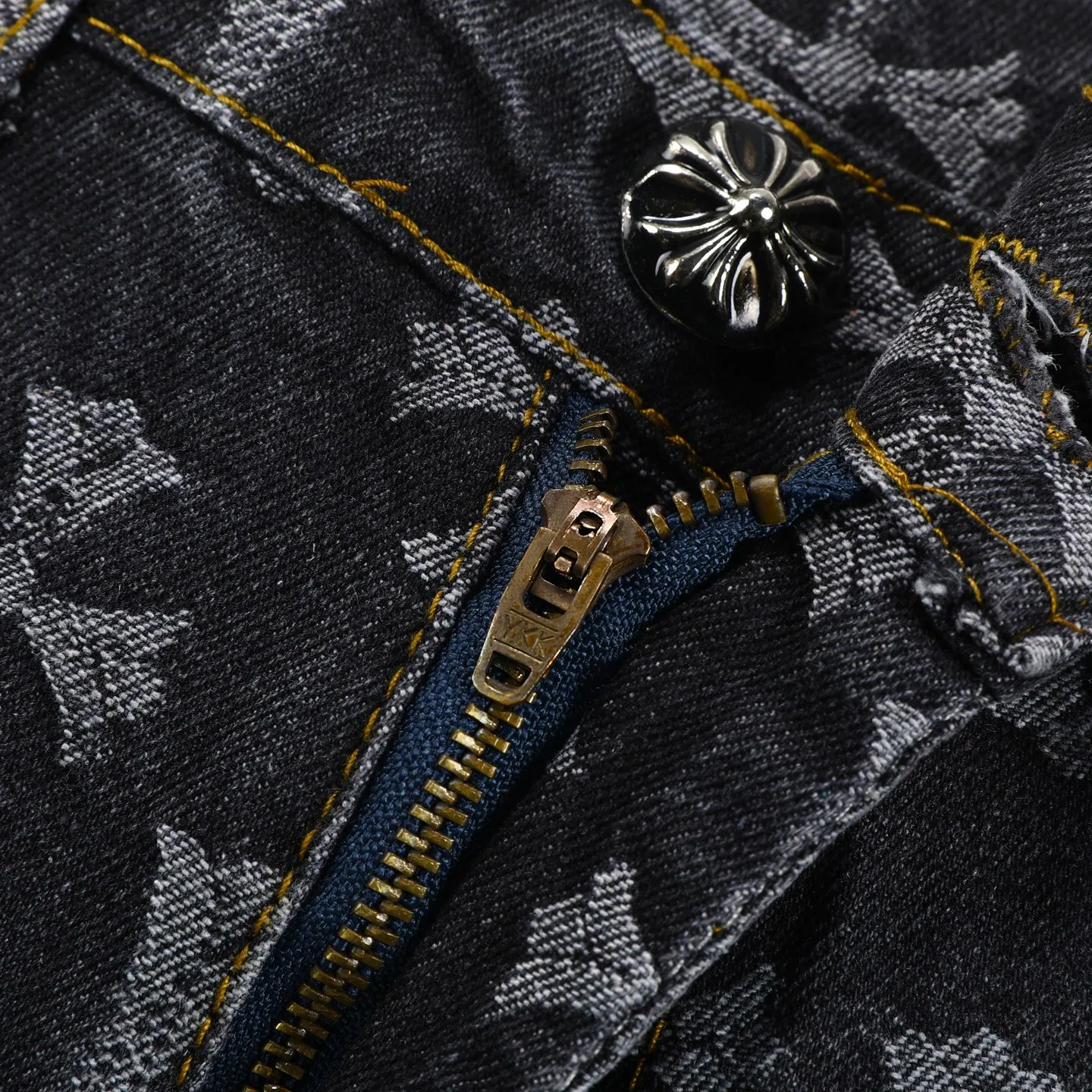P240 Style No.: H587 Chrome Hearts double-sided full-logo jacquard dark pattern heavy-duty full-print cross jeans. The same style as the Internet celebrity star's cross-printed denim jacket. The unique cross design elements and all-over printing are full of design. It is made of 100% denim cotton fabric with heavy coarse yarn count, which ensures a stiff and tough silhouette while being soft, comfortable and breathable. The lapel is designed with silver buttons and is full of texture. The classic white cross logo is all over the dress, making it a perfect versatile style for spring and summer! Customized jacquard fabric, you can wear it in various styles. This gender-neutral shirt is a must-have for nightclubs. It can be worn as a jacket for both men and women. It can be easily worn by both men and women! The original loose version is made of high-quality pure cotton fabrics. The fabric pattern is high-definition and delicate without burrs. It is comfortable and breathable to wear. All the buttons are molded and customized. It is casual and fashionable and can be matched with any bottoms. It can be windproof and sunproof in spring and summer. It can be worn outside in autumn and winter! Easily concave shape makes you look slimmer and taller, perfect for both men and women! Customized main label, accessories, fully washable, whole body wiring, quality control, no heads!   Size: 28-30-32-34-36 Color: black